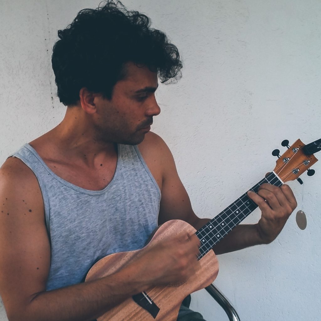 Studiando l'Ukulele, un nuovo strumento